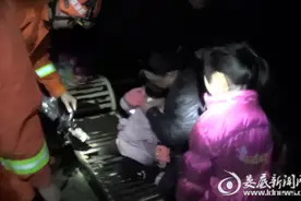 健身器“咬住”女童右脚 冷水江市消防迅速救援图片