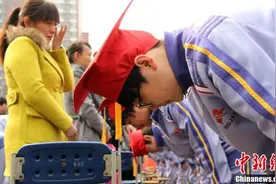 河北学子“十八而志”举行成人仪式图片