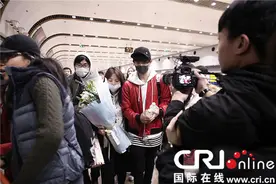 任嘉伦凌晨抵京 粉丝排长龙守候“广平王”图片
