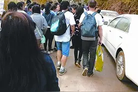 33人缅甸打工遇战乱徒步归国：到中国境内就安全了图片