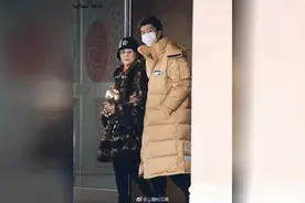 李晨和范冰冰妈妈一起接机范丞丞，一家人好有爱视频封面