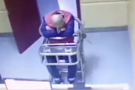 吸毒男为躲避检查 每隔一周就剃光全身毛发 民警用毫米推子提取毛发 结果男子悲剧了 ⑦ #内蒙古 @抖音小助手视频封面