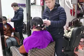 做了三小时梨花烫来了 无需打理自然吹干效果棒棒的客人非常满意视频封面