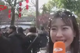 诗意草堂中，吟诗赏花景致雅，游人直呼：鸟语花香春意浓视频封面