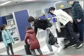 黄渤携妻现身机场俩女儿正脸照罕见曝光 颜值超高遗传妈妈好基因