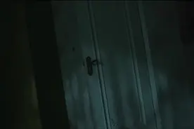 女孩深夜一个人在家睡觉，突然房间门吱吱呀呀的自动打开视频封面