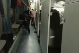 下次再也不坐硬卧代硬座的火车了，几个大叔把鞋子一脱，熏流泪了