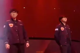 传奇Faker的故事 3000万身价三冠王Faker 操作就是这么牛视频封面
