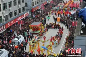“中国白茶之乡”福建福鼎办开茶节 传统民俗踩街助阵图片