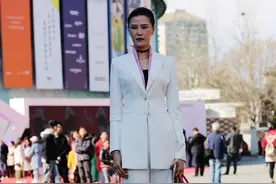 江苏女篮队员许诺现身时装周看秀 曾上过非诚勿扰图片