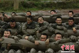 福建武警特战官兵野外泥潭极限训练场面震撼(图)图片