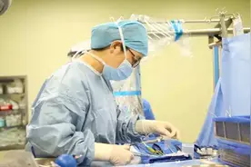 走近手术室护士：无影灯下，别以为递把手术刀很简单图片