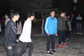 简讯：大学生艺术团举办小广场舞会图片