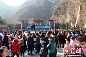 京津晋鲁等多地游客河北涞水野三坡“叩山门”(图)图片