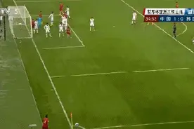 国足上半场比赛1-0领先韩国，于大宝俯身头球破门图片