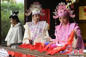 杭州一景区上万游客同穿古装体验穿越图片