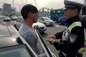 沪新交规实施首日｜沪闵高架一路口查处近30起违法变道图片