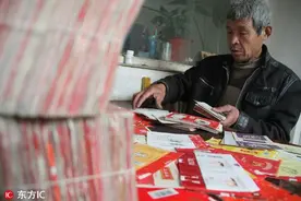 就问你服不服 不抽烟的老王50年捡数万烟盒当宝贝收藏图片