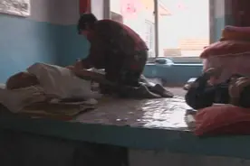 七旬老太照顾瘫痪老伴和脑瘫孙子十几年 感动乡邻图片