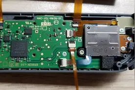 任天堂Switch手柄连接问题有救了  解决方法是一块泡沫塑料图片