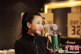 王蓉录音棚照片曝光 嘟嘴卖萌全情投入图片