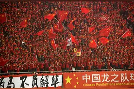 14小时火车+12小时飞机，国足球迷在伊朗遭“四个手指”图片