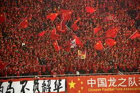 14小时火车+12小时飞机，国足球迷在伊朗遭“四个手指”图片