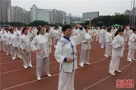 全民运动健康公益千人展示健身气功 赵文卓现身出席图片