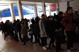 春运期间人多最好提前一个小时进站，老哥差一点就赶不上火车了视频封面