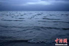 甘肃敦煌哈拉诺尔湖干涸60年重现碧波图片