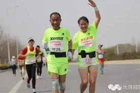 这对跑圈著名“神雕侠侣”，七旬夫妇十年坚持跑马“秀恩爱”图片