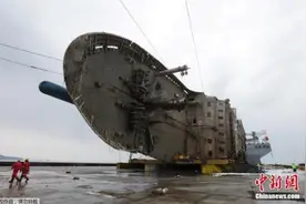 韩国世越号船体出水 正加速排水除油以搜寻遗体(图)图片
