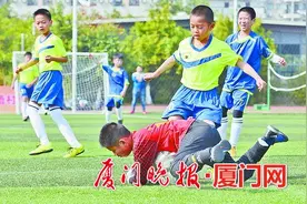 绿茵场上男孩女孩同场竞技图片