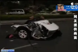 惨烈！轿车撞上电线杆 车身被撕裂成两半图片