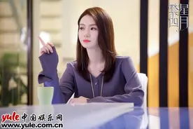 “美妆博主”戚薇素颜教化妆 心得：千万不要给老公看到夹睫毛！图片
