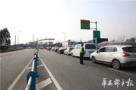 赏花路上堵在收费站 高速公司建议：安装ETC可快捷通行图片