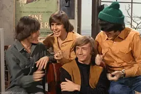 只有玩过97拳皇街机的人，才能理解那些逃课去游戏厅的小学生图片