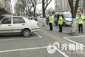 新泰市施划3150个停车位 处罚不按箭头停车行为图片