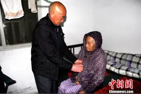 湖南孝子邓红久：五千日夜照顾病母书“孝”字图片