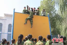 甘肃张掖中小学生别样“军训”：扎风筝 识电路 栽盆景图片