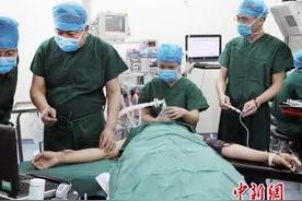 男子因车祸失去右耳 医学专家在其手臂“造耳”成功移植图片