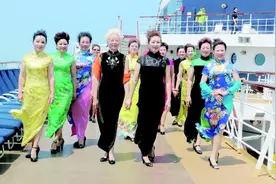 “青岛大姨”身着旗袍海外走秀获赞：平均年龄59岁图片