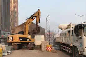 直击济南“最牛钉子户”拆除现场：半小时内拆除完毕图片