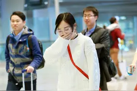 李小璐破洞裤性感又随性 摔倒后忙捂脸羞涩笑图片