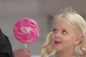 外国恶作剧，这洋娃娃真漂亮！被弃到路边的小女孩！路人该怎么办视频封面