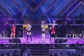BLACKPINK演出中途出现状况 导播马上喊停止