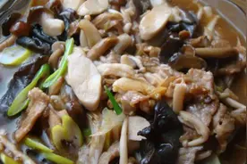 一分钟美食：看蘑菇卤面如何做，哈喇子流了一地！视频封面