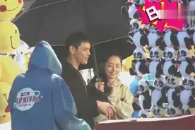 向佐郭碧婷实力狂虐单身狗，香港游乐场冒雨甜蜜约会视频封面