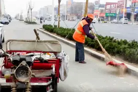 环卫工一人干两人活每月1300元 每天工作14小时无周末休息视频封面