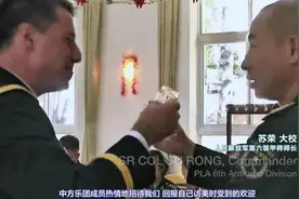 中国军人请美国军人吃饭，一杯白酒一饮而尽，还敬个礼，太帅了视频封面